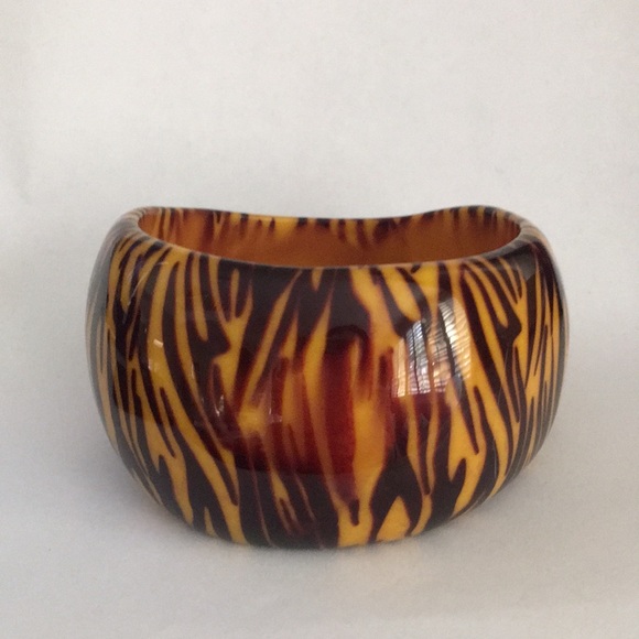 Lucite zebra pattern wide bangle bracelet - Picture 3 of 9